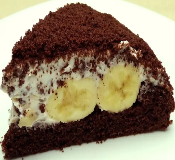 Шоколадный торт с бананами и клубничным сиропом