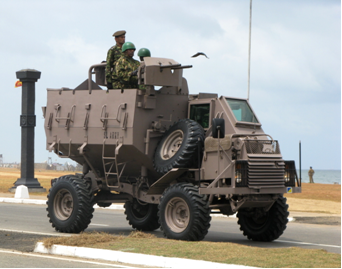 Buffel (ЮАР). Buffel 4x4 был разработан в 70х годах компанией Armscor как военный транспортер (Armoured Personnel Carrier, APC) с противоминной защитой для южноафриканской армии, в частности, для пехоты. Дизельный двигатель Mercedes-Benz размещен в передней части автомобиля, а водитель находится выше с левой стороны в полностью бронированной кабине с бронестеклами спереди и по бокам. Запаска располагается справа, рядом с кабиной. Крыша у водительской кабины отсутствует, т.к. именно через нее водитель попадает внутрь кабины. Buffel использует полноприводное шасси Mercedes-Benz Unimog модели 416. Кузов для военнослужащих также не имеет крыши и вмещает 10 пехотинцев, сидящих спина к спине по 5 в ряд.