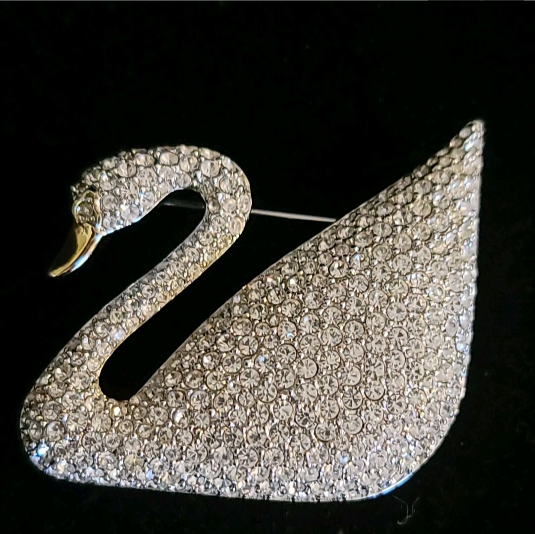 Лебедь Swarovski.