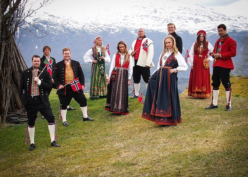 Песнь норвегии. Bunad традиция в Норвегии. Норвежцы жители Норвегии. Национальный колорит Норвегии. Национальные праздники Норвегии.