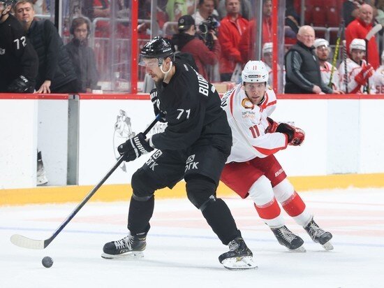     Возвращение Антона Бурдасова в родную команду - важнейшее событие этого лета. Фото Олега Каргаполова.