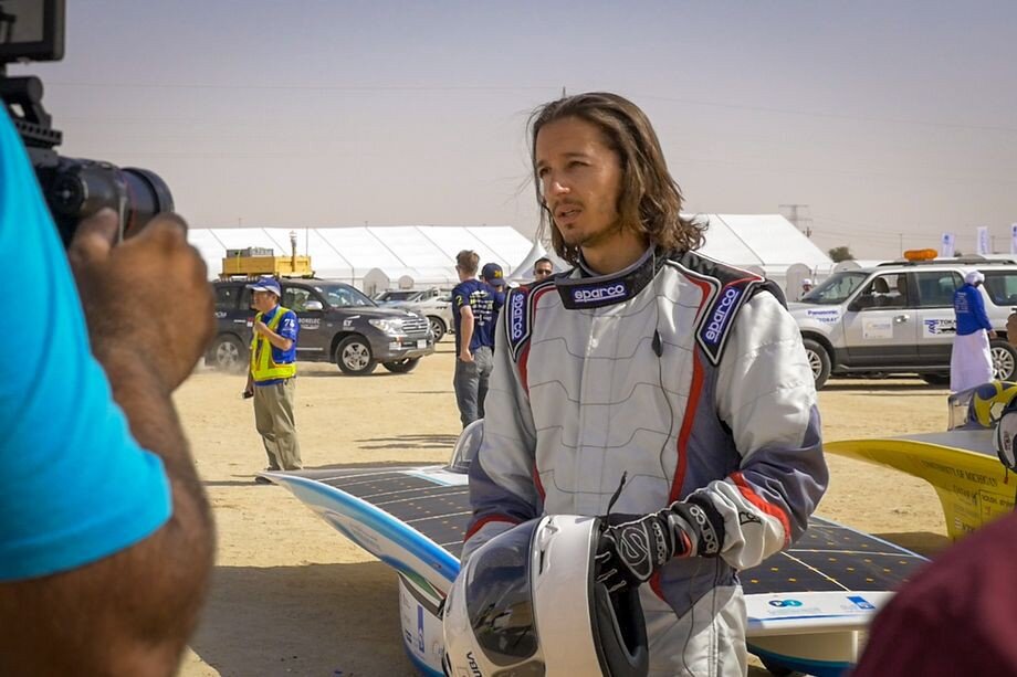 Хобби Сидда Бикканнавара - гонки на автомобилях, работающих на солнечных батареях. Фото The Verge