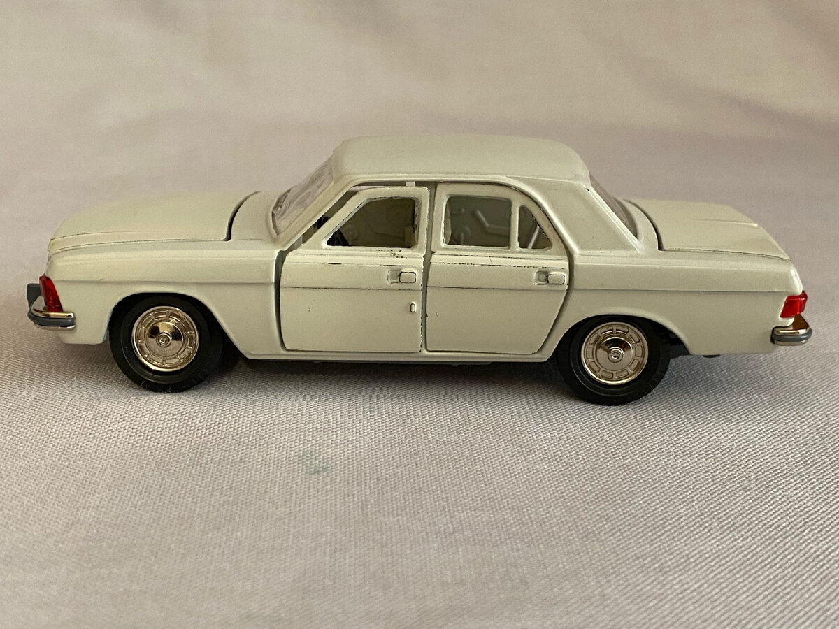 Модель, конечно, хорошая, но в глаза бросаются и не дают спокойно жить сколы и потертости. 