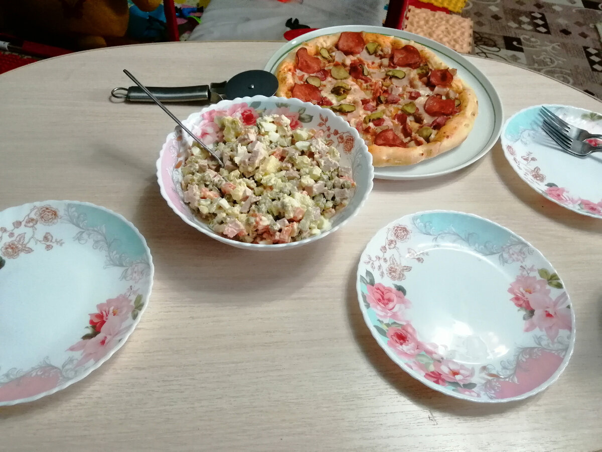 Уже из новых тарелочек) В наборе был один салатник на литр, 6 суповых, 6 обеденных тарелок и 6 пиал.