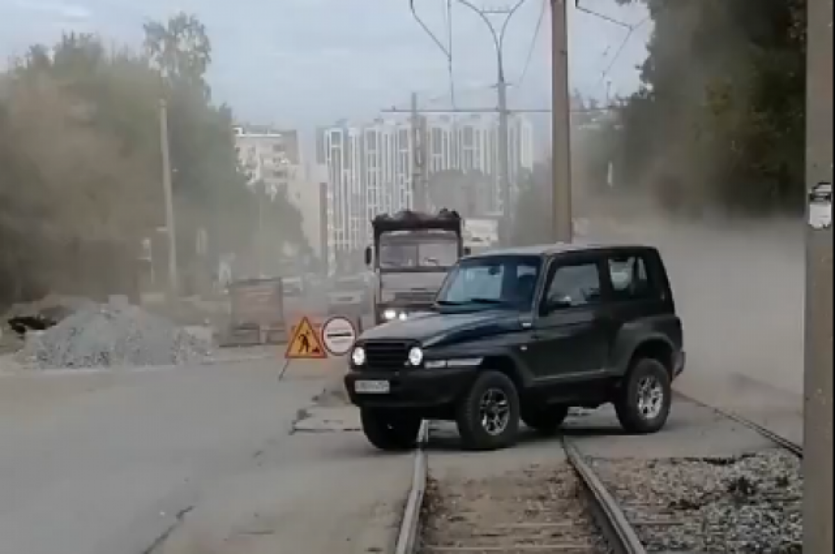    «Объездуны» мешают делать ремонт на улице Кошурникова в Новосибирске