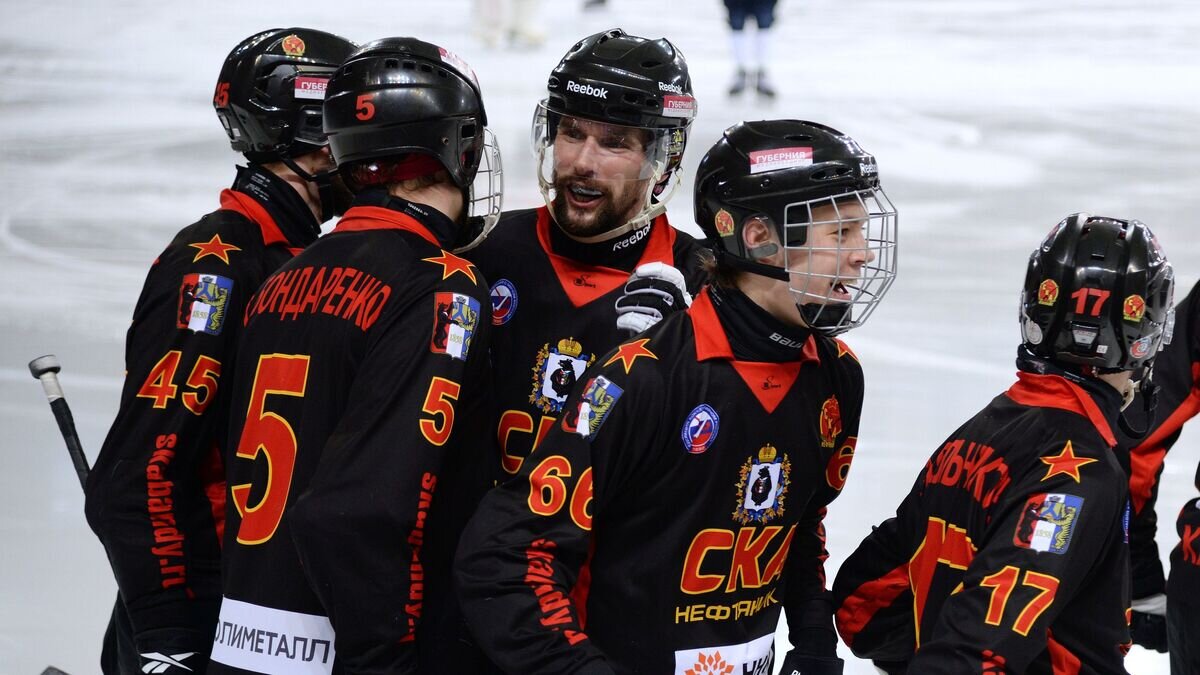    Игроки ХК "СКА-Нефтяник" радуются забитому мячу© РИА Новости / Игорь Онучин