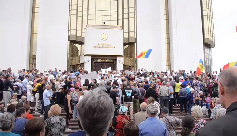 Молдова вышла из. Акции протеста. Кишинев протесты. Митинг в Кишиневе. Митинг с транспарантами.