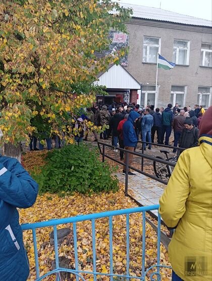    У военкомата в городе Учалы, Башкирия. Александра Майер © ИА REGNUM