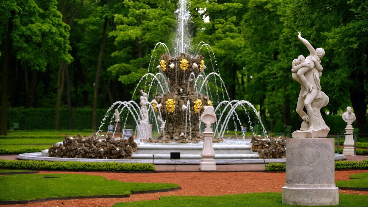    Фонтан "Коронный" и скульптура "Похищение сабинянки" в Летнем саду Санкт-Петербурга© РИА Новости / Алексей Даничев