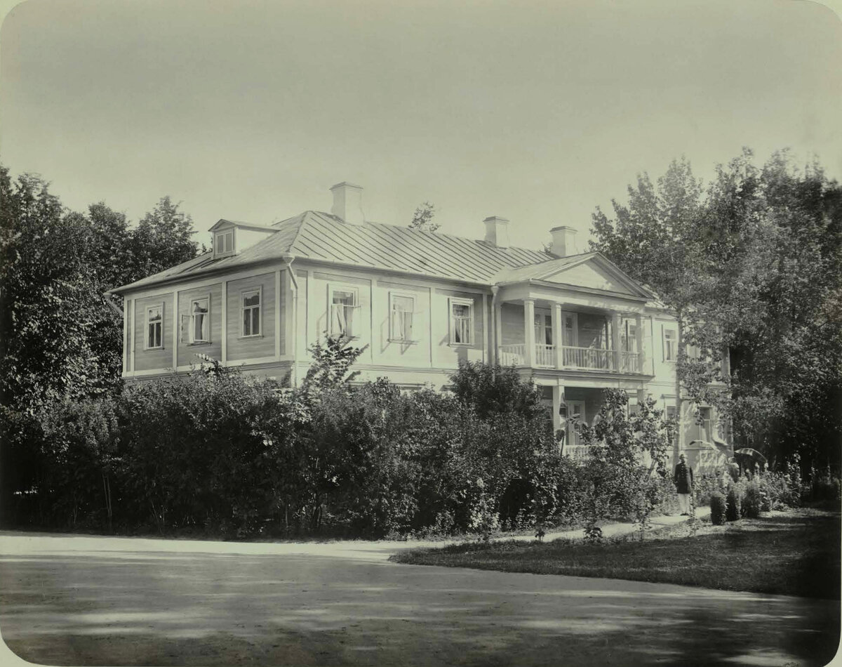 Усадьба Ильинское. Деревянный двухэтажный дом с балконом. Павильон «Пойми меня» 1865.  pastvu.com