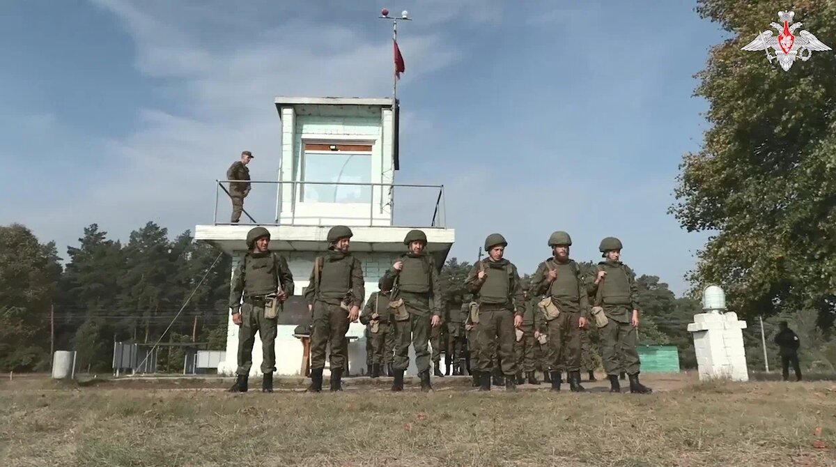 У этих мужчин за плечами служба по призыву и все они верны своей клятве на верность Родине 