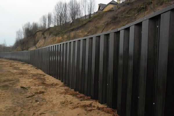 Ограждение из композитного шпунта