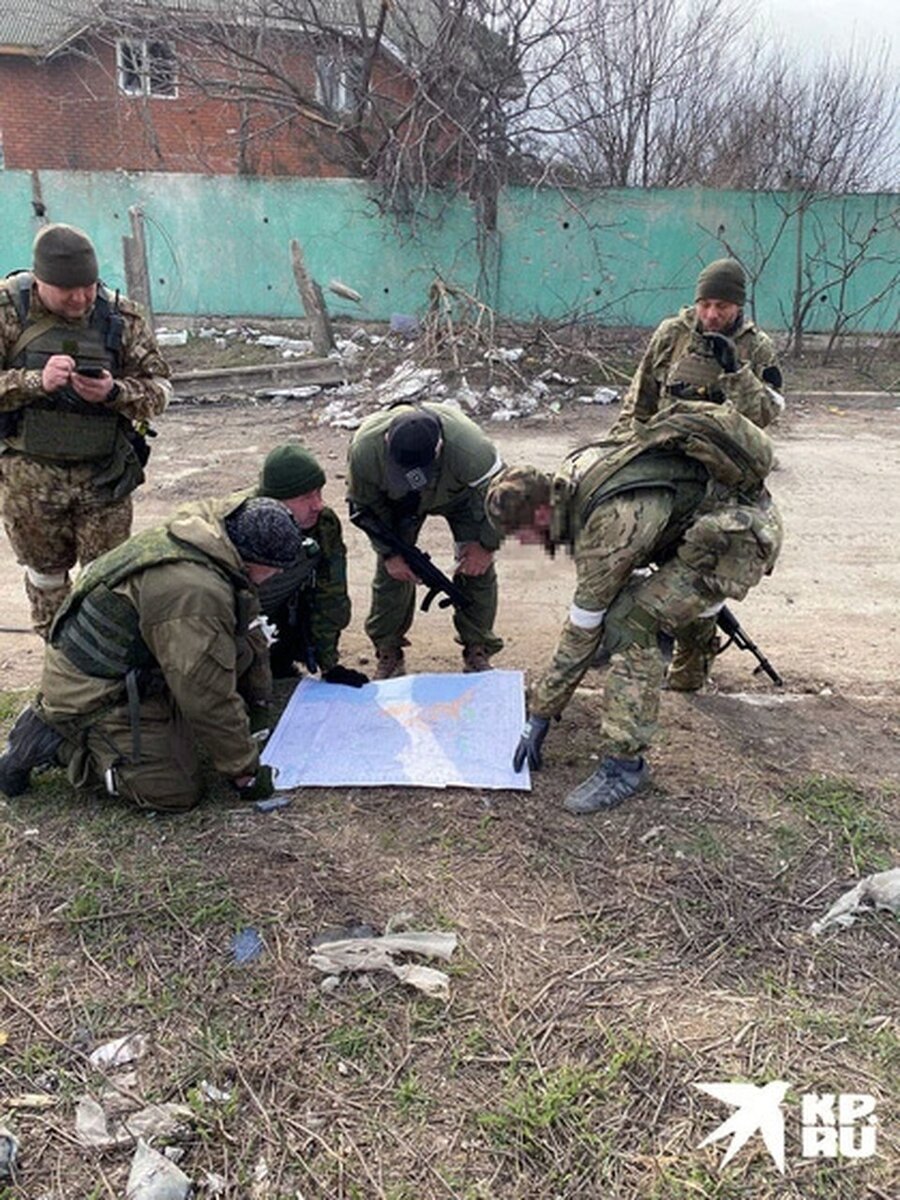     Ходаковский и бойцы "Востока" у карты Мариуполя в дни освобождения города. Дмитрий СТЕШИН