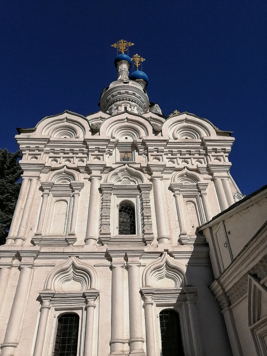 Церковь Рождества Богородицы в Путинках - украшение улицы Малая Дмитровка.  Построена в 1649 - 1652 годах в стиле русское узорочье.-2