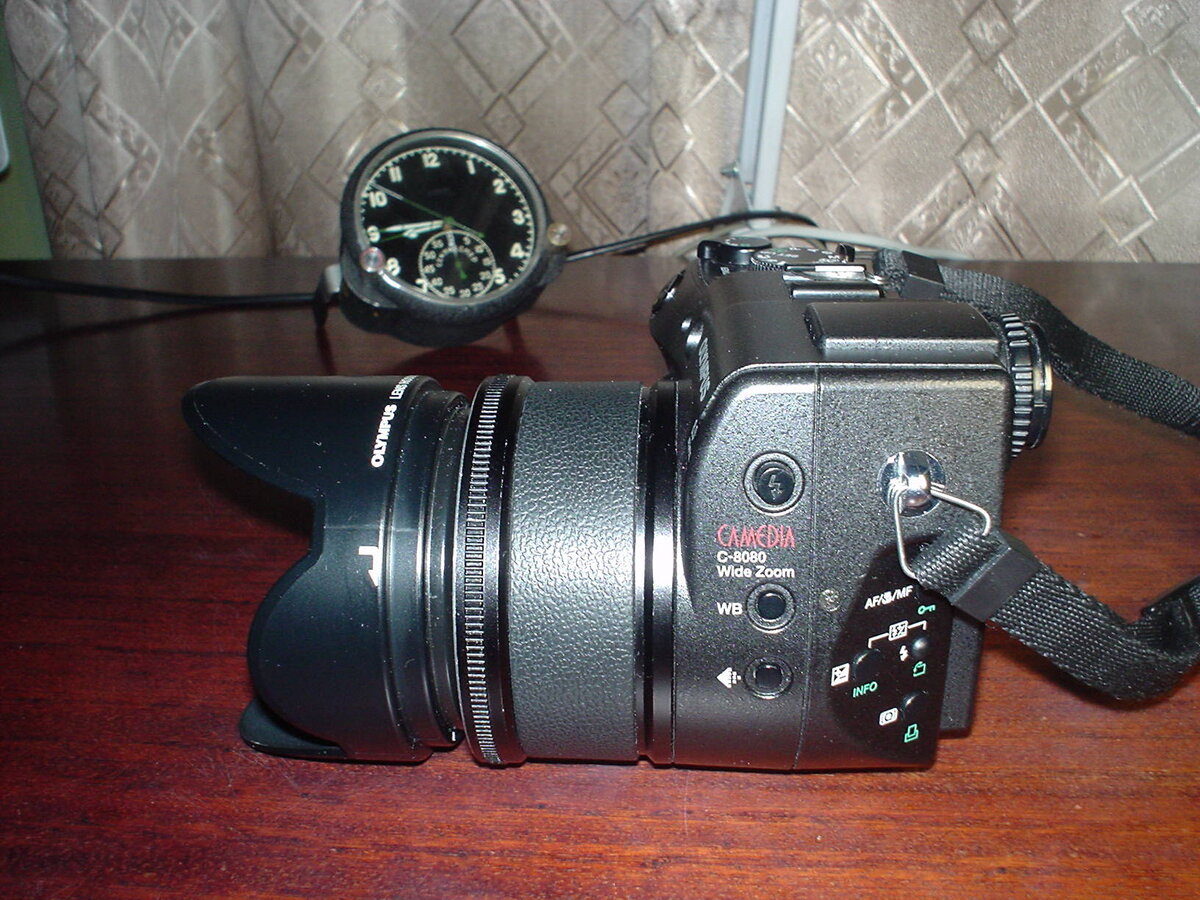 Olympus C-8080. Кнопки в стиле Sony Fxxx.