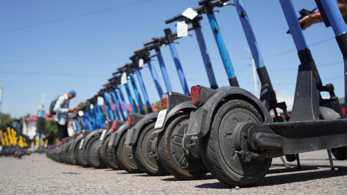    Электросамокаты стоят в ряд:NUR.KZ / Владимир Третьяков