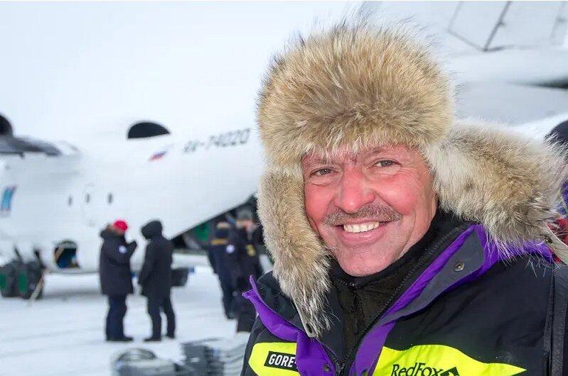 Альпинист-высотник мирового класса, сделавший в составе команды первопроход Северной стены Эвереста, инструктор по альпинизму, заслуженный спасатель, инструктор по горным лыжам, основатель туристического клуба Ветер Свободы, предлагающего самые невероятные программы восхождений. Человек невероятной мотивированности, для которого, кажется, и вовсе не существует никаких преград. 