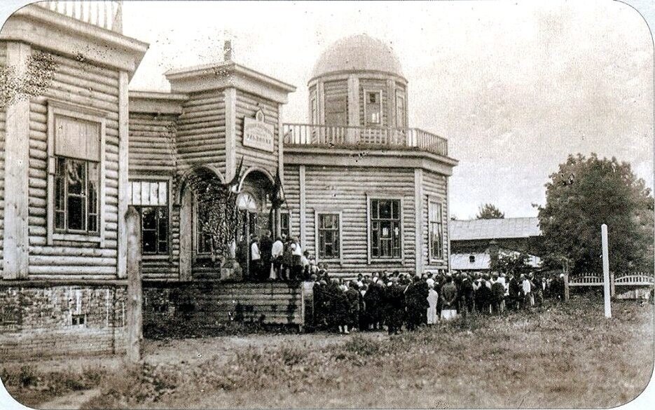 Эта фотография предположительно была сделана на открытии планетария 24 июня 1928 года.