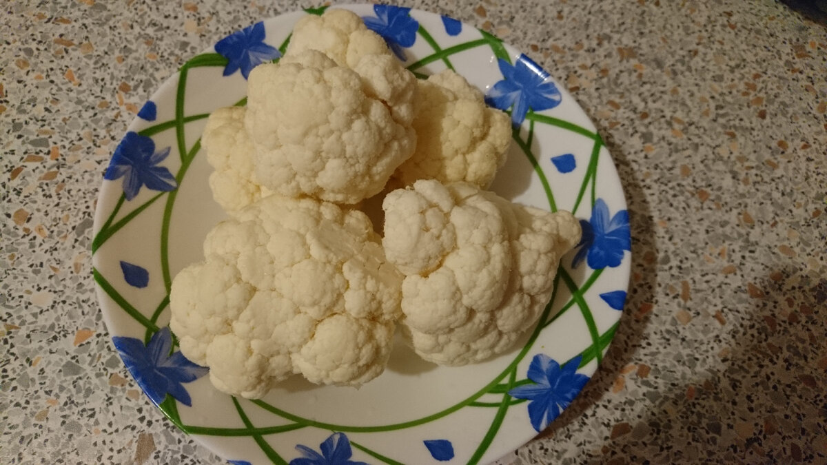 Капусту промыть, обрезать на соцветия, сложить в кастрюлю и залить водой. Присолить. Варить 5 минут. Готовые соцветия капусты просушить и определить на раскаленную сковороду, политую маслом. Обжариваем на минимальном огне. 