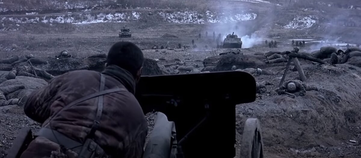 Атака войск Гоминдана с американскими танками типа "Шерман". Кадр из фильма