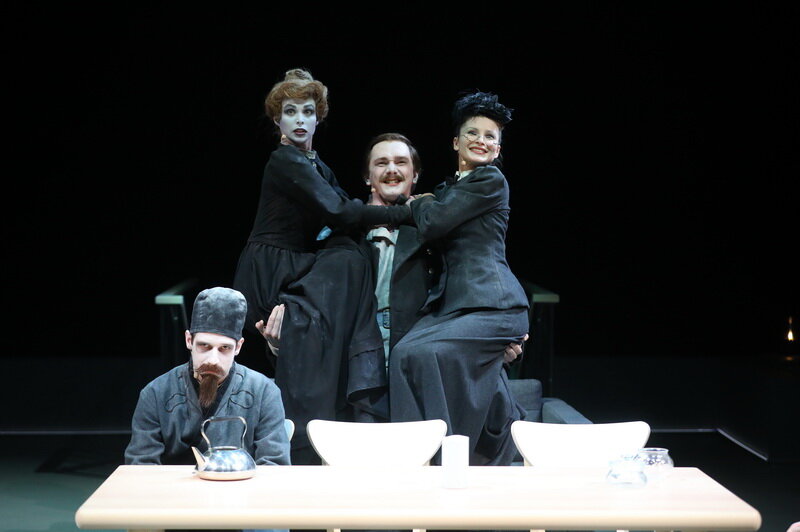 Сцена из спектакля Санкт-Петербургского ТЮЗа "Мещане". Фото из открытых источников.