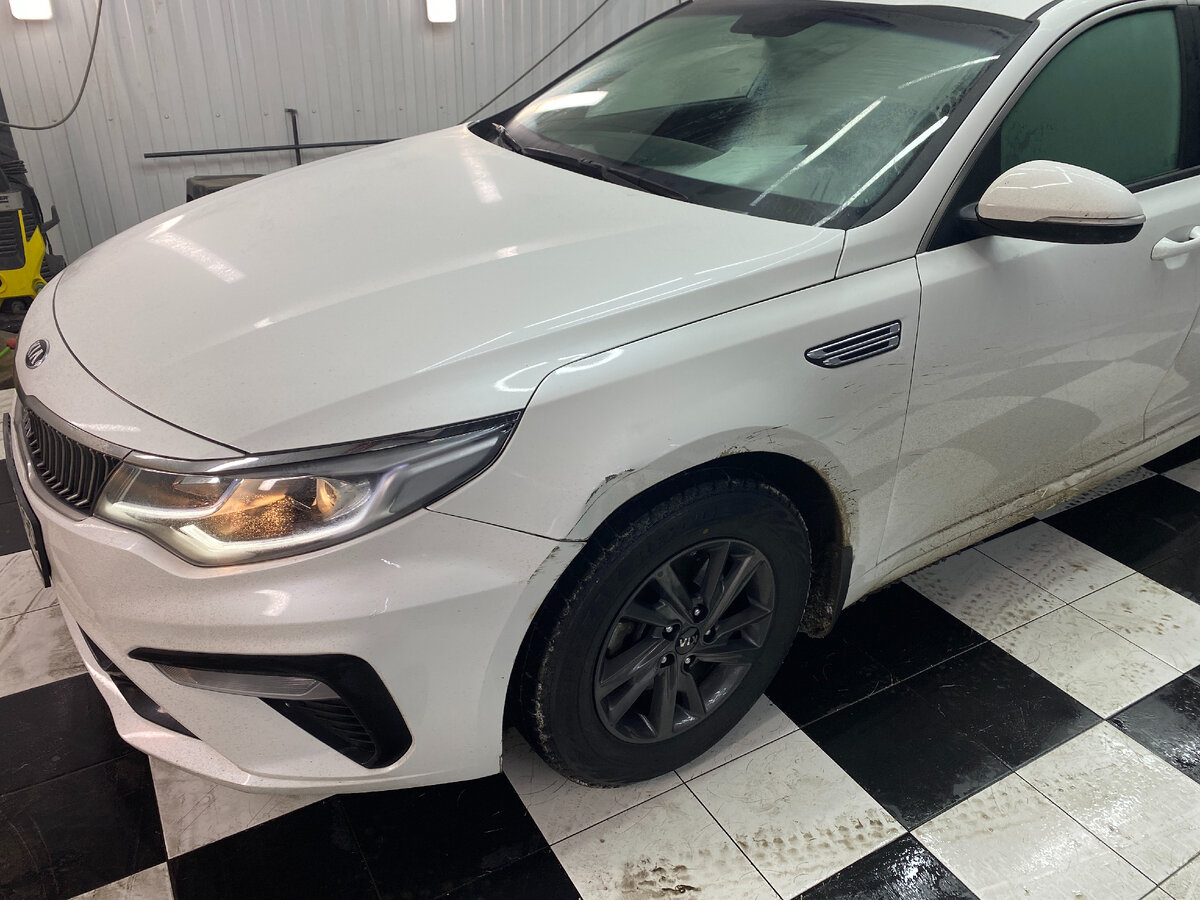 Вмятина на крыле и царапина на бампере