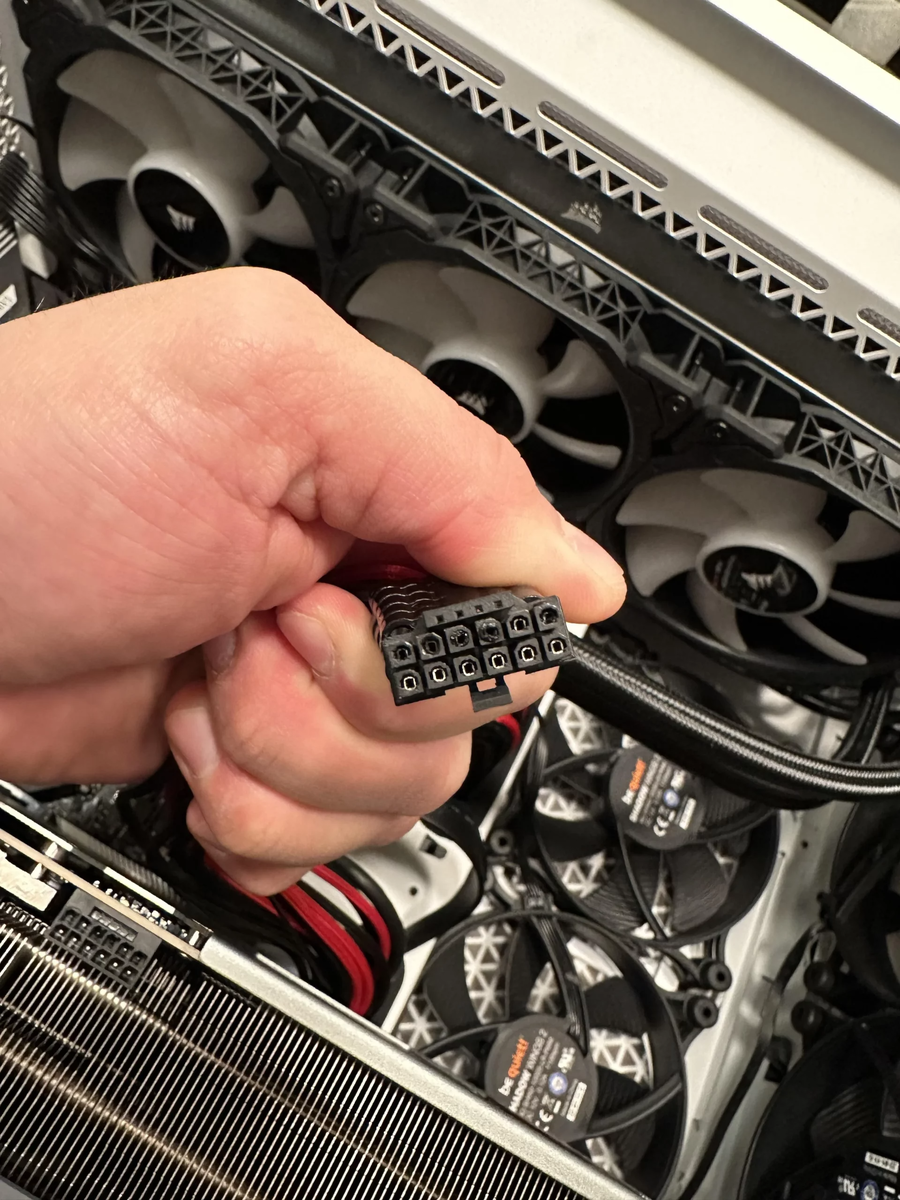    Флагманские RTX 4090 «плавятся» даже с усиленным кабелем. Но проблема не в них