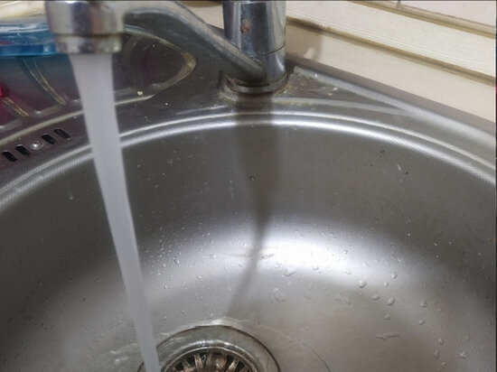     Горячая вода в близлежащих домах в это время явно пропала. Фото Валерии Ким / "МК в Омске"