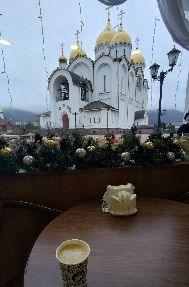 Утренний кофе у Андреевского собора Геленджика