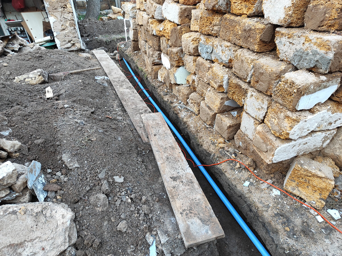 Труба от колодца вдоль летнего домика