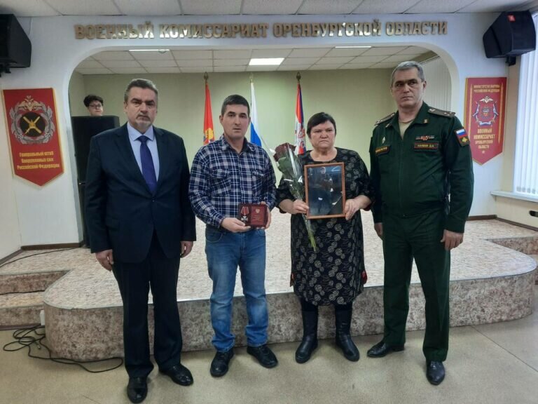    В Оренбуржье маме погибшего в ходе спецоперации Дмитрия Ахмедзянова вручили орден Мужества Кристина Просвиркина
