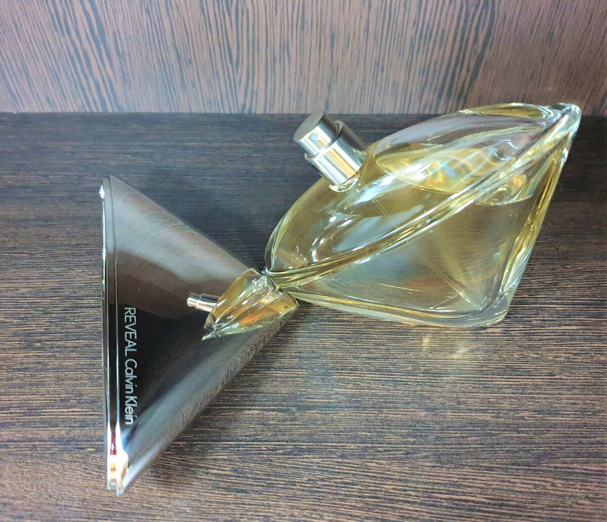 Фото автора. Флакон шикарный! Правда, крышка быстро зацапывается пальчиками, но всё равно - супер!