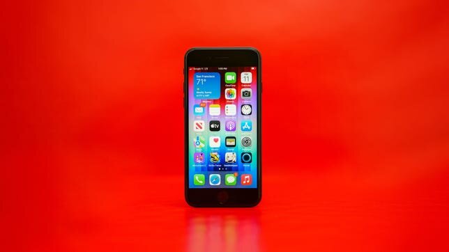 iPhone SE (2022) - самый доступный смартфон от Apple