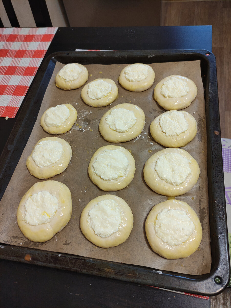 Тесто обмазала яйцом 