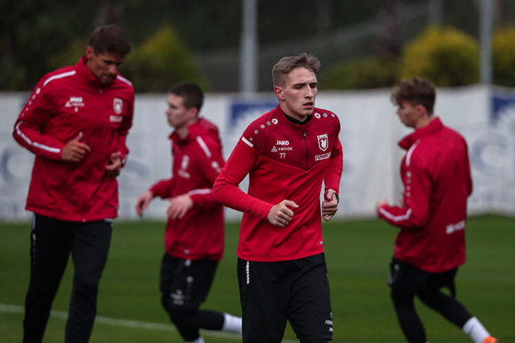   Первое наблюдение: почти все основные игроки «Рубина» полетели вместе с командой. Здесь и Илья Самошников, которого слухи сватают то в «Локомотив», то в «Зенит» Фото: rubin-kazan.ru