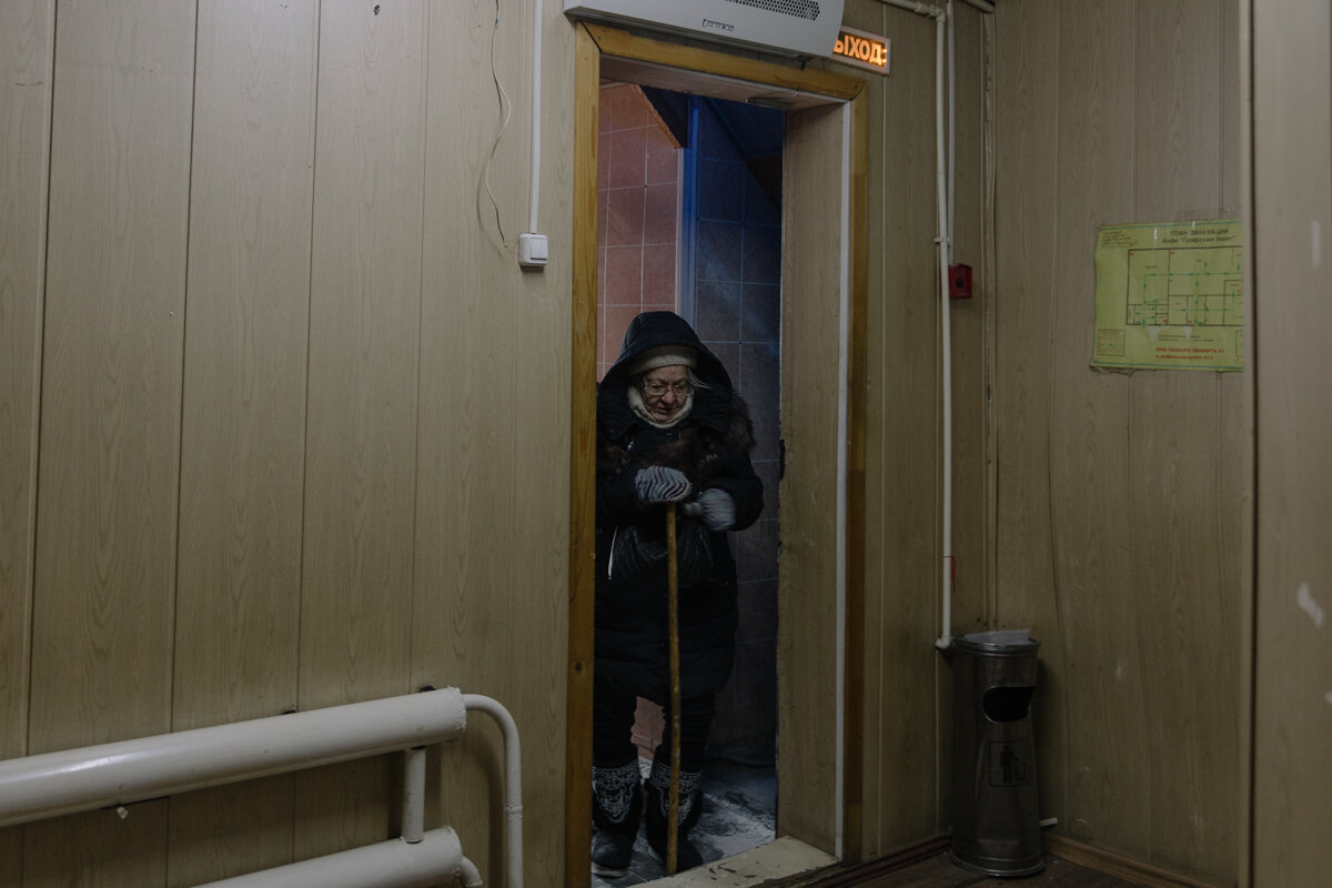 Одинокая бабушка в квартире. Найди холодильник. Холодильник свияга 2. Пенсионерка выбирала дешевый холодильник и терпела смешки. Погрузчики в ашане.