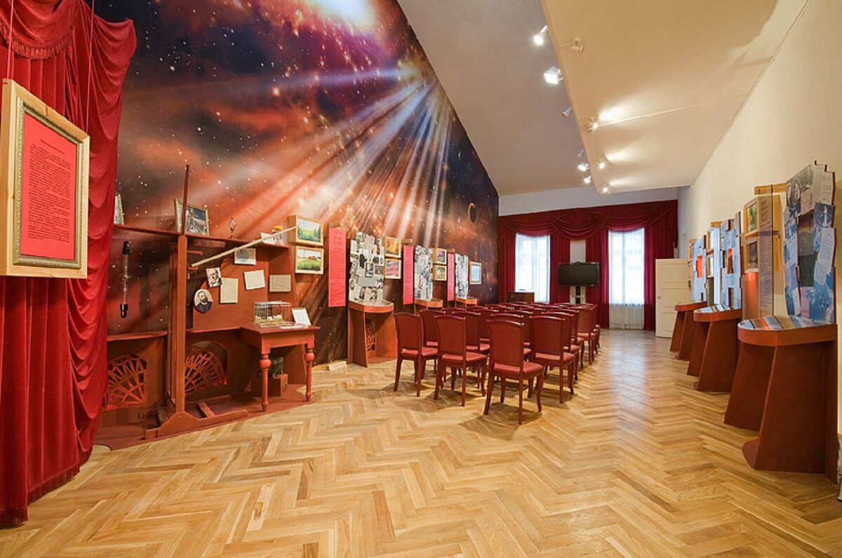 ВСЮ СВОЮ ЖИЗНЬ ЧИЖЕВСКИЙ ГРЕЗИЛ СОЛНЦЕМ И КОСМОСОМ, ОДНАКО РАБОТАЛ В САМЫХ РАЗНЫХ СФЕРАХ. ФОТО: ДОМ-МУЗЕЙ ЧИЖЕВСКОГО/GMIK.RU.