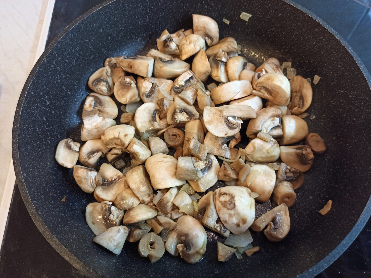 Выкладываю на сковородку порезанные грибы