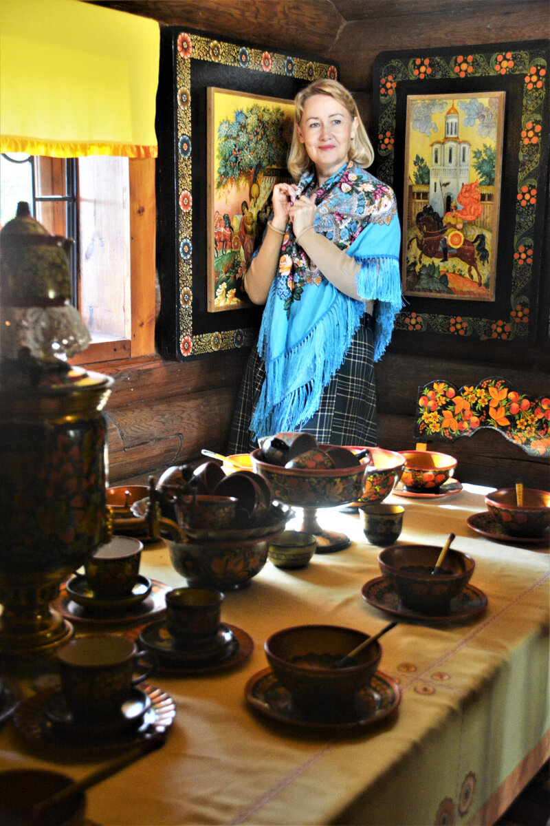 На стенах-лаковые панно мастеров Палеха