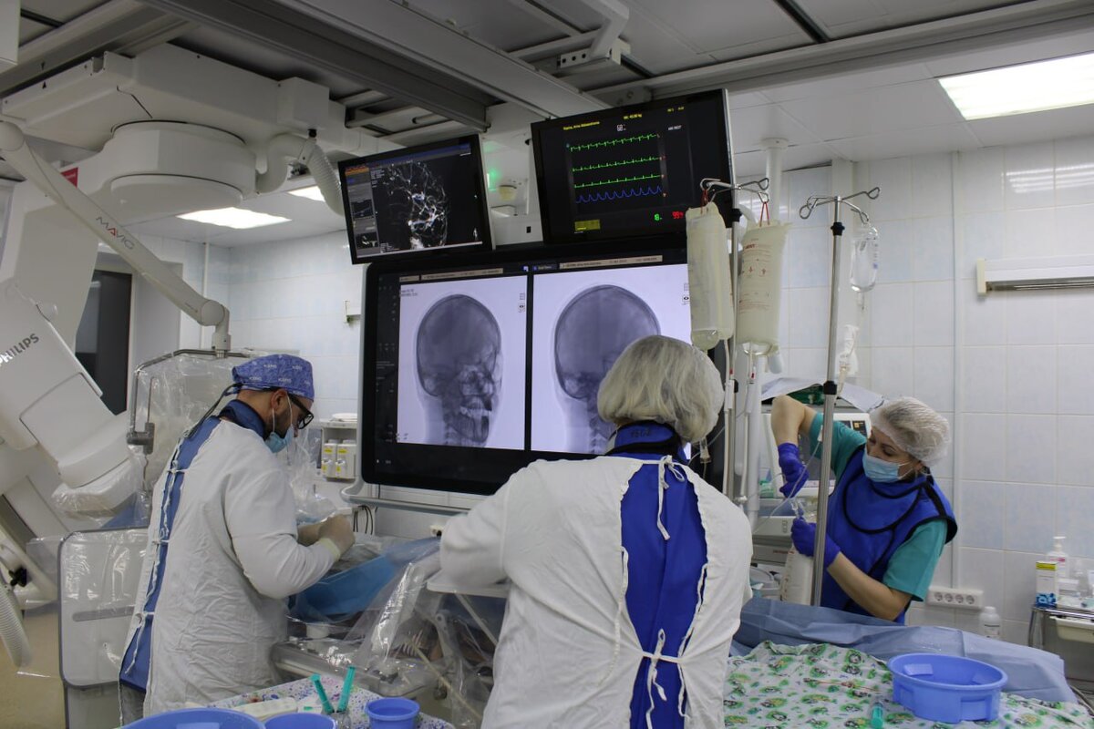    Хирурги Сургута провели 12-часовую операцию на головном мозге, чтобы спасти женщину от слепоты