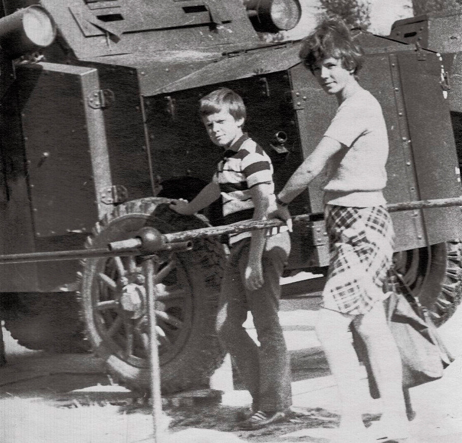    Карьеру на телевидении артист начинал с работы грузчиком и администратором музыкальной редакции / vk.com / Сергей Супонев