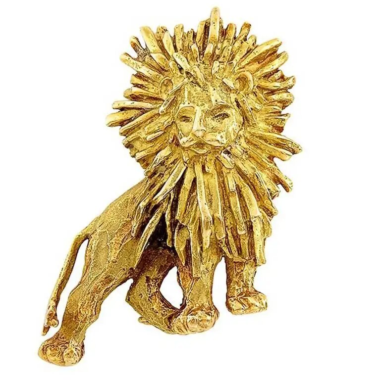 Стилизованная фактурная золотая брошь в виде льва. Подпись CHAUMET, ПАРИЖ. Около 1970-х годов.