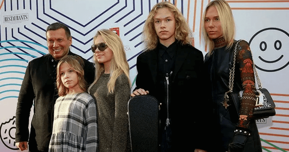 Владимир Соловьев с семьей