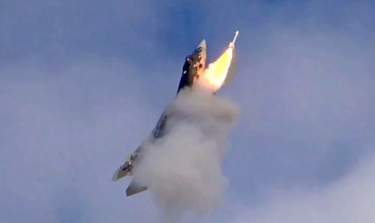 На сегодня Су-57, пожалуй, самый повоевавщший из серийных стелс-истребителей. Именно в этом качестве индийцам он понравился куда больше, чем на заре проекта FGFA. Фото МО РФ