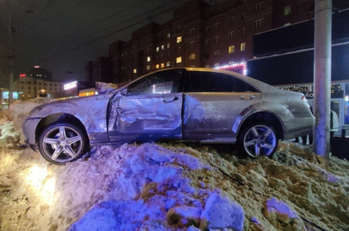 В Новосибирске пьяный водитель Mercedes врезался в автобус на остановке |  АиФ Новосибирск | Дзен