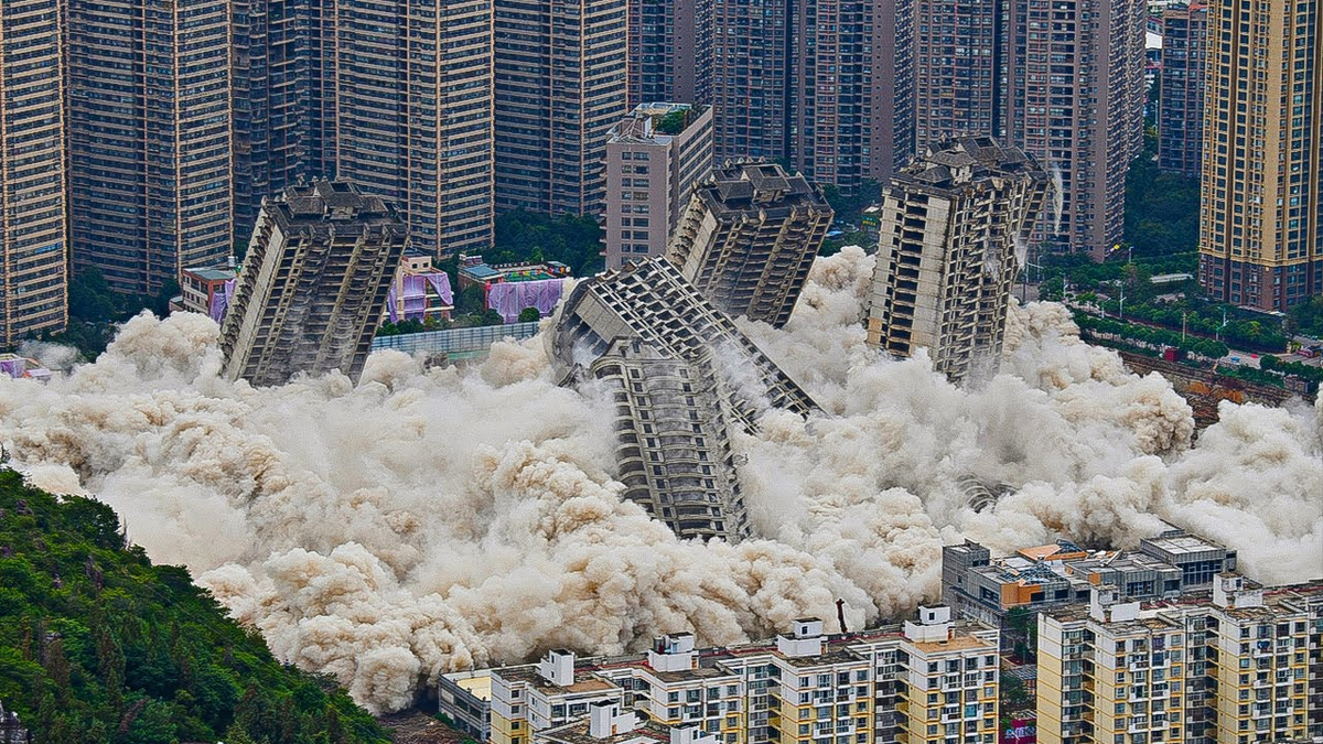 Самый глубокий кризис. Высотки Гуанчжоу. Взрыв небоскреба в Китае. Многоэтажки в Китае. Разрушение домов в Китае.