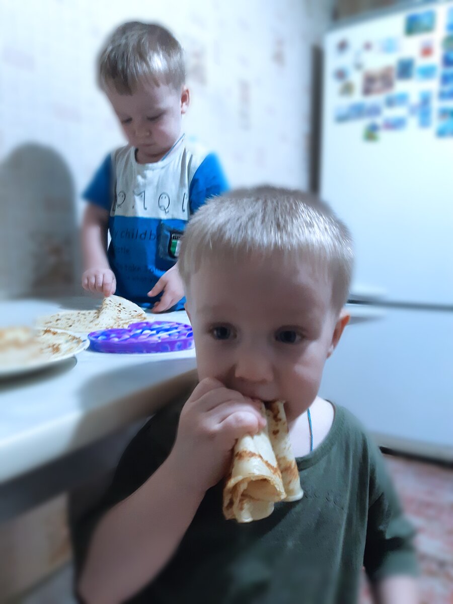 Мальчики уплетают последние блинчики