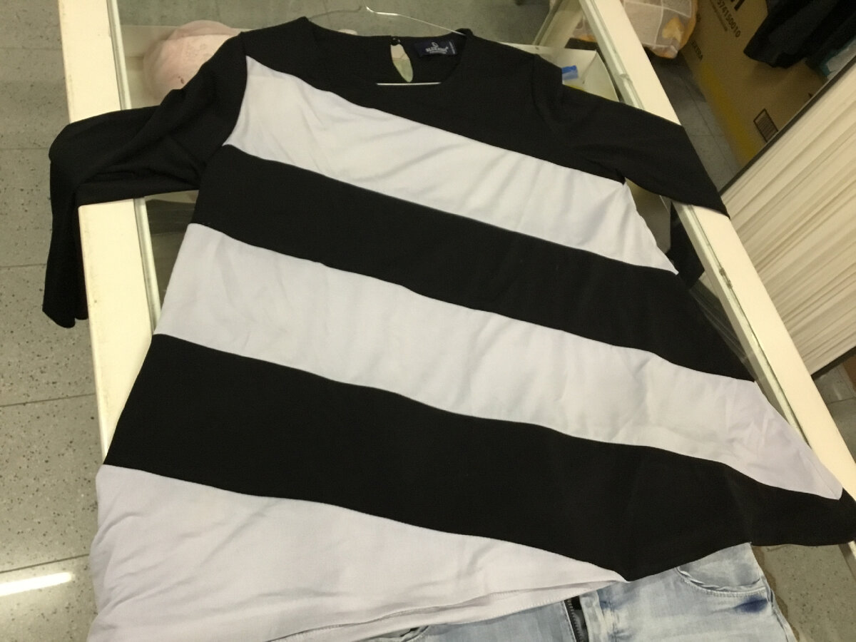 Вот эта сшита из полос. Бледно-голубые полосы совпадают с цветом джинсов. Вещица из вискозы и стоит 2 евро.