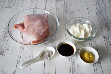 ШАГ 1:
Как запечь индейку в сметане в духовке? Подготовьте ингредиенты. Вы можете взять любые части птицы. Очень вкусно получается с филе бедрышек. Я готовила с филе грудок.