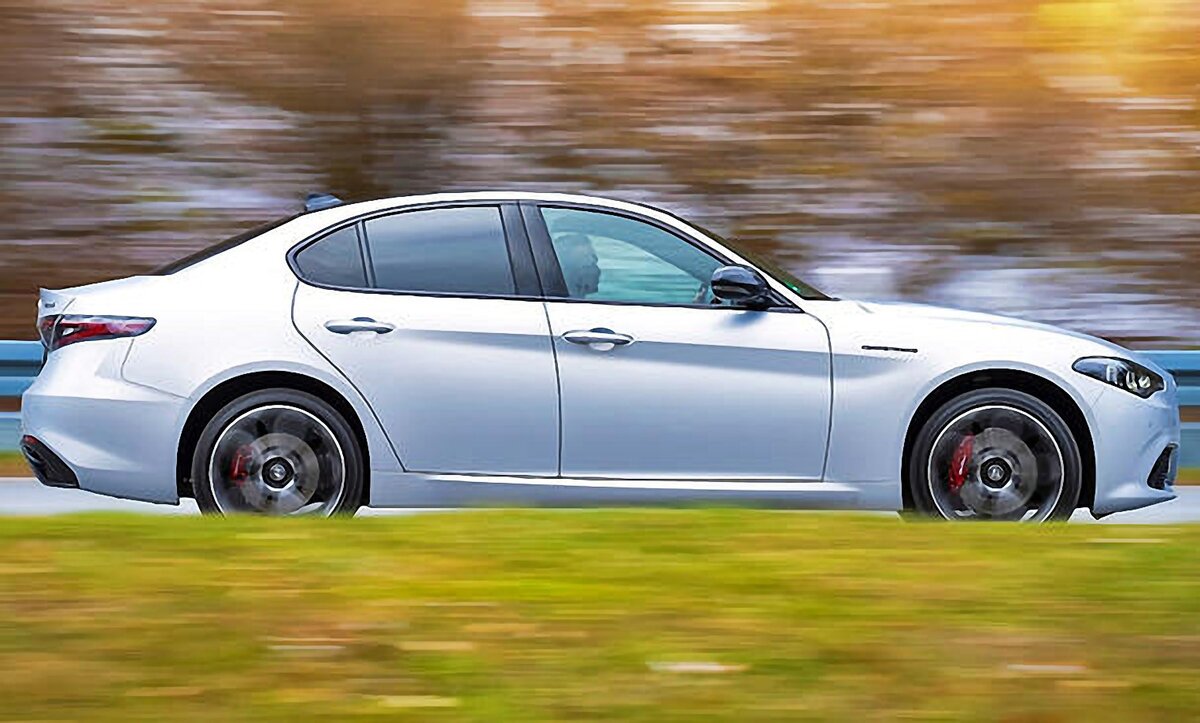 Alfa Romeo Giulia: красные суппорты тормозов -- прерогатива новой комплектации Competizione